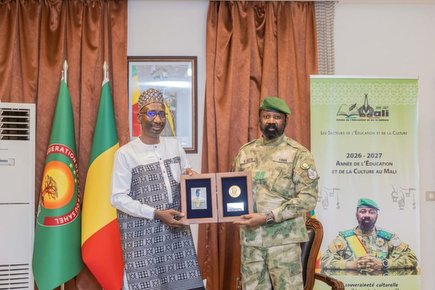 Présentation des trophées du Pr Abdoulaye Djimdéau Président de la Transition